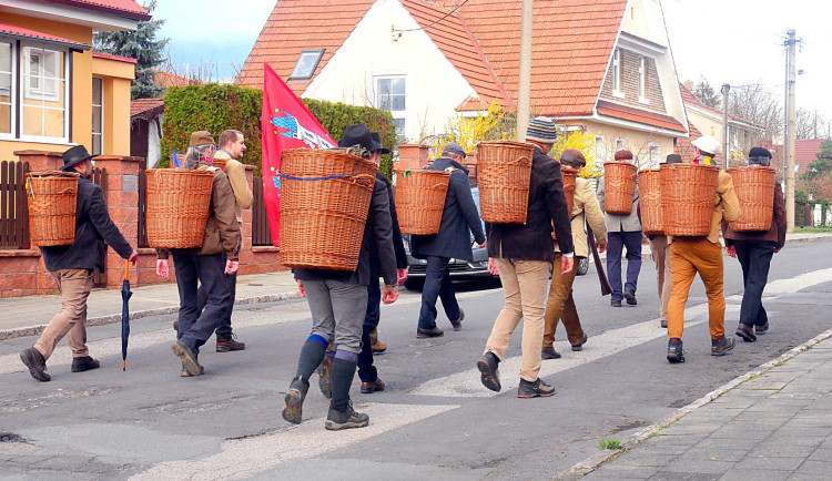 Vejconoši z Velvar přinesli do centra Prahy nůše plné vajíček natvrdo