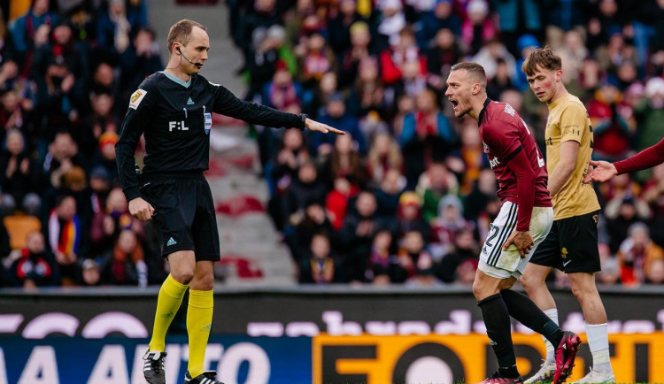 Rozhodčí Marek Radina při utkání Sparty s Brnem.