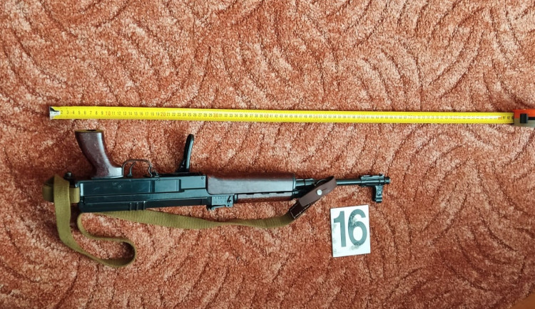 Ozbrojený muž vyhrožoval své bývalé ženě zabitím. Policie u něj našla arzenál zbraní