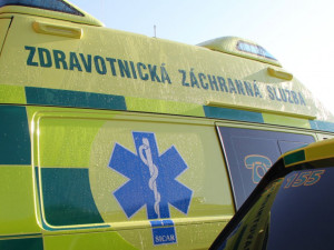 Českého medika, kterého na Ukrajině zasáhl šrapnel, převezli do nemocnice v Praze