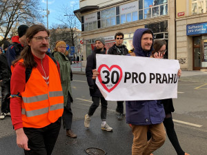 VIDEO: Aktivisté už poosmé blokují provoz v Praze. Stále usilují o zavedení třicítky v Praze