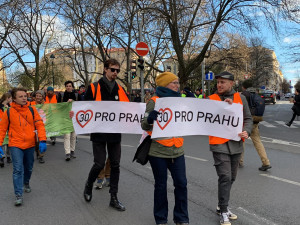 VIDEO: Aktivisté už poosmé blokují provoz v Praze. Stále usilují o zavedení třicítky v Praze