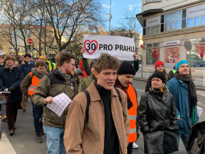 VIDEO: Aktivisté už poosmé blokují provoz v Praze. Stále usilují o zavedení třicítky v Praze