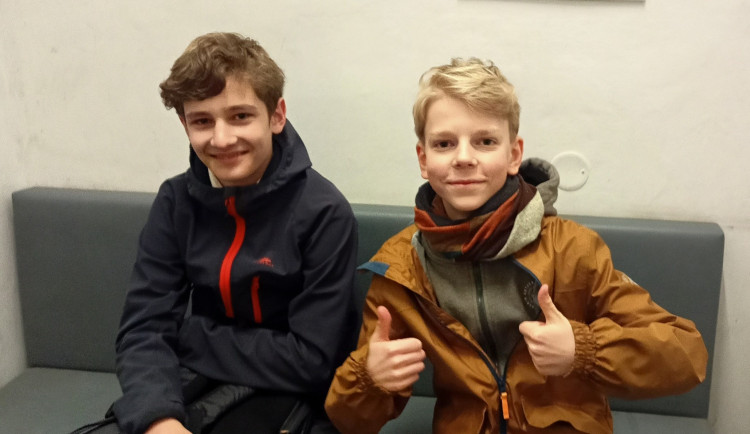 Dva třináctiletí kluci našli v tramvaji batoh s deseti tisíci korunami. Zanesli ho strážníkům