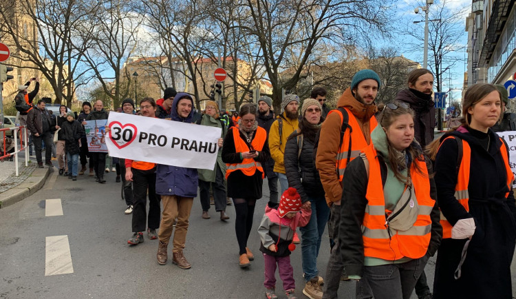 VIDEO: Aktivisté už poosmé blokují provoz v Praze. Stále usilují o zavedení třicítky v Praze