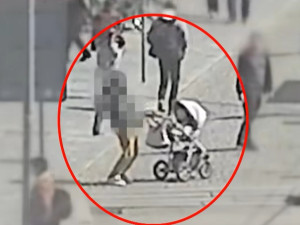 VIDEO: Zfetovaný muž usínal ve stoje u kočárku, ve kterém měl malé dítě