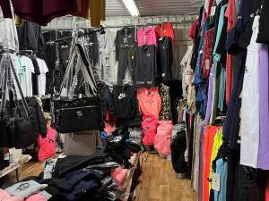 ​Pražští celníci zabavili v Sapě padělky za pět milionů. Jedna prodejkyně je napadla