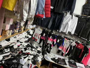 ​Pražští celníci zabavili v Sapě padělky za pět milionů. Jedna prodejkyně je napadla