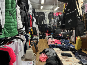 ​Pražští celníci zabavili v Sapě padělky za pět milionů. Jedna prodejkyně je napadla