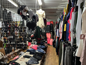 ​Pražští celníci zabavili v Sapě padělky za pět milionů. Jedna prodejkyně je napadla