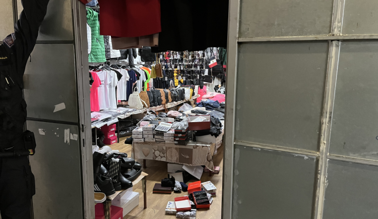 Padělky byly schované v kontejneru.