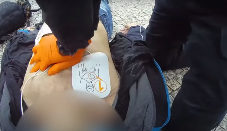 VIDEO: Pražští policisté pomohli zachránit život dvěma mužům během jednoho dne
