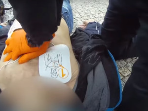VIDEO: Pražští policisté pomohli zachránit život dvěma mužům během jednoho dne