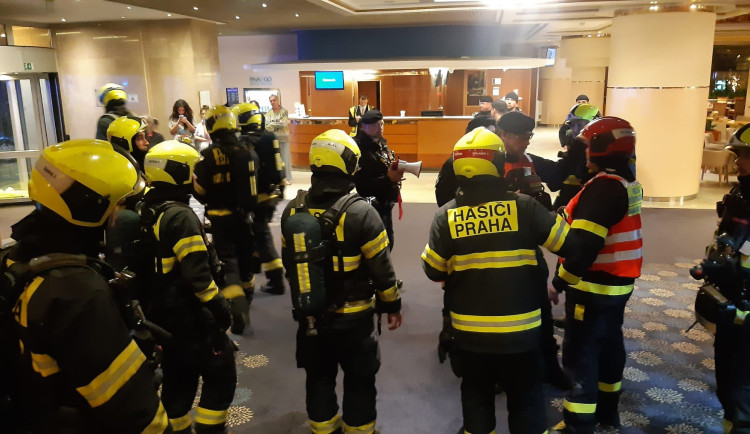 V hotelu v Praze hořel odpad, hasiči evakuovali přes osm set lidí
