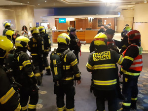 V hotelu v Praze hořel odpad, hasiči evakuovali přes osm set lidí