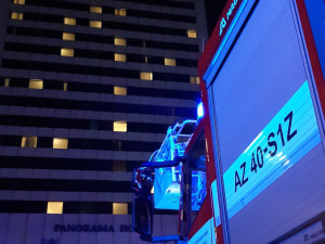 V hotelu v Praze hořel odpad, hasiči evakuovali přes osm set lidí