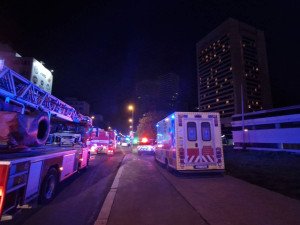 V hotelu v Praze hořel odpad, hasiči evakuovali přes osm set lidí