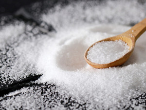 Devět z deseti školních jídelen v Česku solí víc, než je zdravé