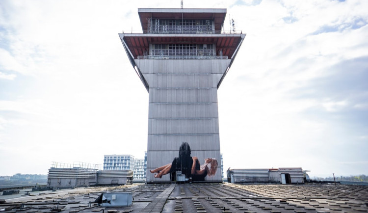 Malba je částečně vidět i z ulice.