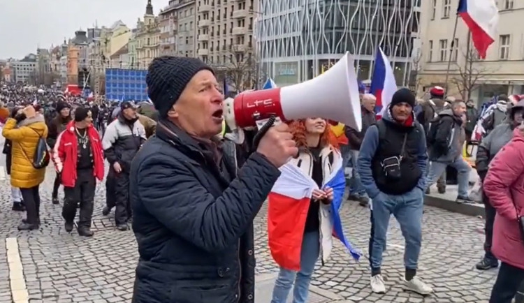 Policie stíhá muže, který vyprovokoval pokus o stržení ukrajinské vlajky z muzea