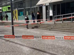 Útočník v Praze pobodal muže a utekl. Pátraly po něm desítky policistů