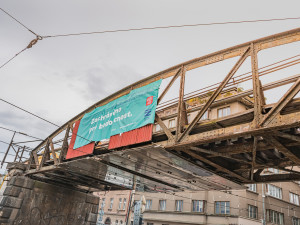 O víkendu snesou železniční most u Výstaviště, práce omezí dopravu