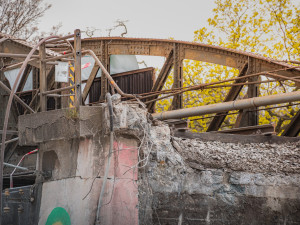 O víkendu snesou železniční most u Výstaviště, práce omezí dopravu
