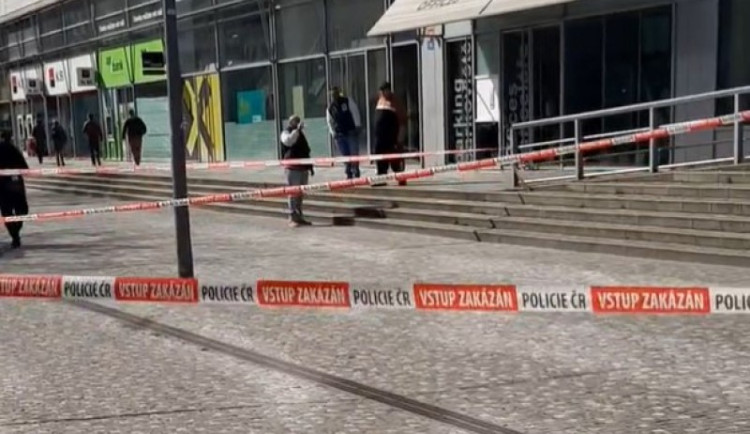 Útočník v Praze pobodal muže a utekl. Pátrají po něm desítky policistů