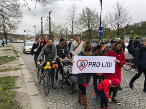 VIDEO: Aktivisté bojující za třicítku v Praze znovu blokují dopravu