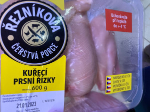 Řetězce nabízí maso z nemocných kuřat, tvrdí spolek. Důkazem jsou bílá vlákna