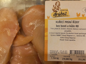 Řetězce nabízí maso z nemocných kuřat, tvrdí spolek. Důkazem jsou bílá vlákna