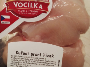 Řetězce nabízí maso z nemocných kuřat, tvrdí spolek. Důkazem jsou bílá vlákna