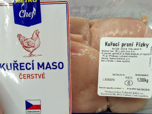 Řetězce nabízí maso z nemocných kuřat, tvrdí spolek. Důkazem jsou bílá vlákna