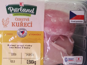 Řetězce nabízí maso z nemocných kuřat, tvrdí spolek. Důkazem jsou bílá vlákna