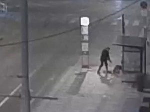 VIDEO: Strážníci napomenuli muže močícího na ulici, ten jim vyhrožoval pobodáním