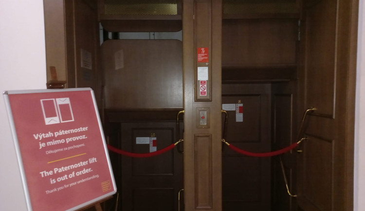 Páternoster Nové radnice je mimo provoz. Turisté často nedodržují pravidla, zní z magistrátu