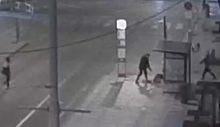 Muž se na strážníky rozběhl s výhrůžkami.