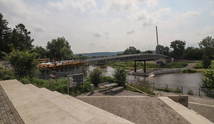 Radotínská lávka měla být původně dokončena koncem listopadu minulého roku.