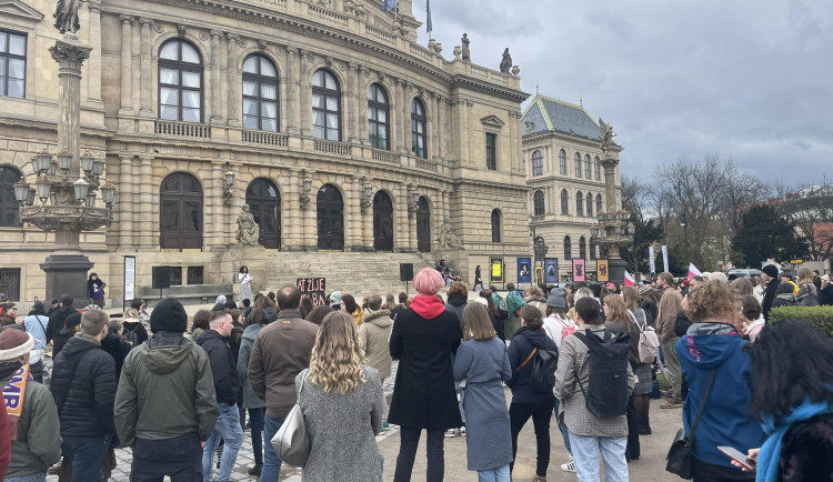 Prahou prošel pochod proti potratům. Kritici se sešli před Rudolfinem