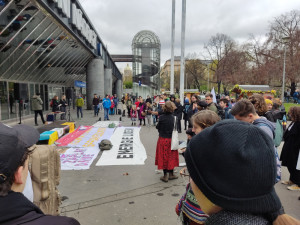 Lidé se sešli před Hlavním nádražím. Požadují levnější energie a dostupné bydlení
