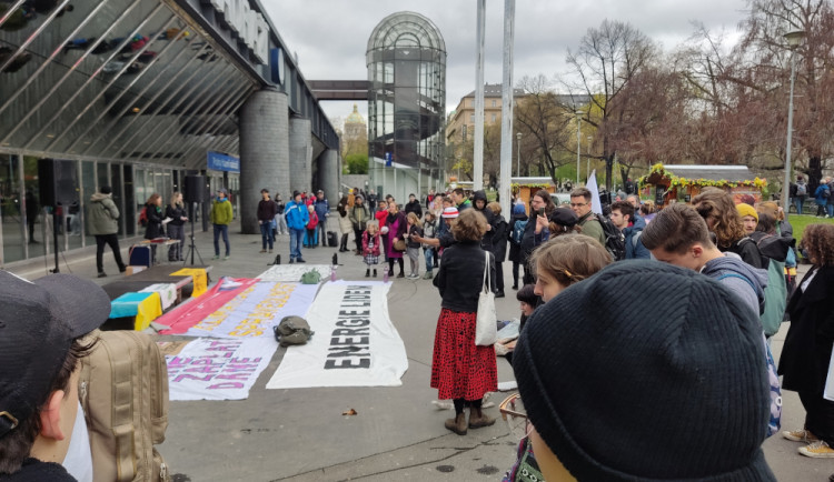 Lidé se sešli před Hlavním nádražím. Požadují levnější energie a klimatickou spravedlnost