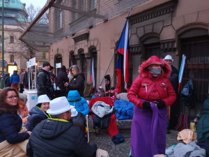 Chcimíři spali před úřadem vlády. Chtěli, aby ven vyšel Fiala, ten je v Asii