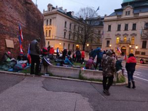 Chcimíři spali před úřadem vlády. Chtěli, aby ven vyšel Fiala, ten je v Asii