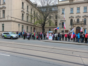 Chcimíři spali před úřadem vlády. Chtěli, aby ven vyšel Fiala, ten je v Asii