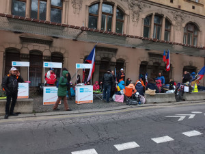 Chcimíři spali před úřadem vlády. Chtěli, aby ven vyšel Fiala, ten je v Asii