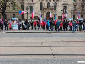 Chcimíři spali před úřadem vlády. Chtěli, aby ven vyšel Fiala, ten je v Asii