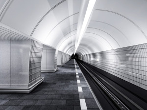 VIZUALIZACE: Stanice metra Českomoravská získá novou podobu, keramiku vymění za sklo a smalt