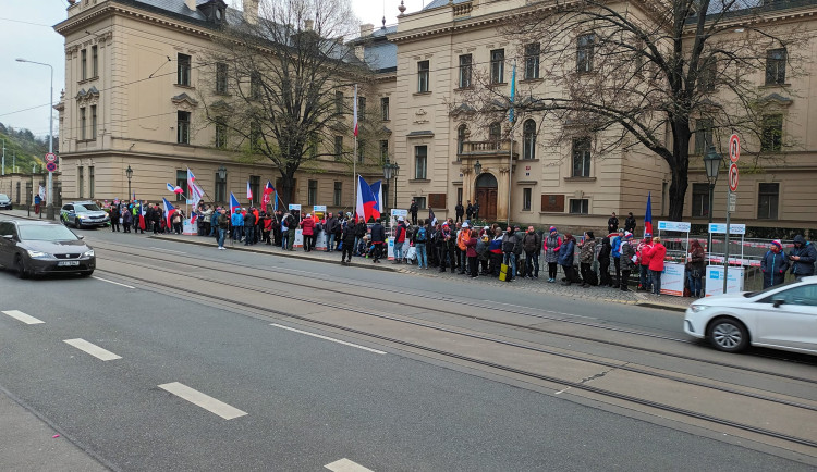 Chcimíři spali před úřadem vlády. Chtěli, aby ven vyšel Fiala, ten je v Asii