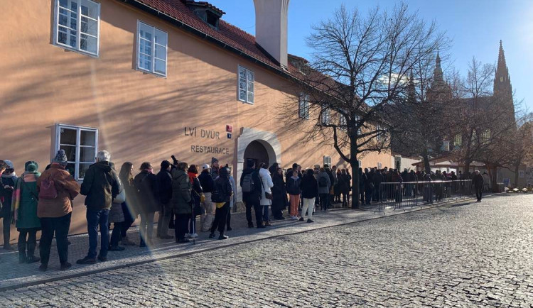 U kontrol se tvořily fronty.