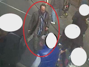Muž obtěžoval nezletilou v tramvaji, policie hledá svědka